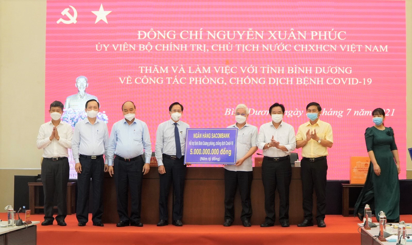 Chủ tịch nước Nguyễn Xuân Phúc chứng kiến các đơn vị, tổ chức trao hỗ trợ tỉnh Bình Dương trong công tác phòng, chống dịch COVID-19.