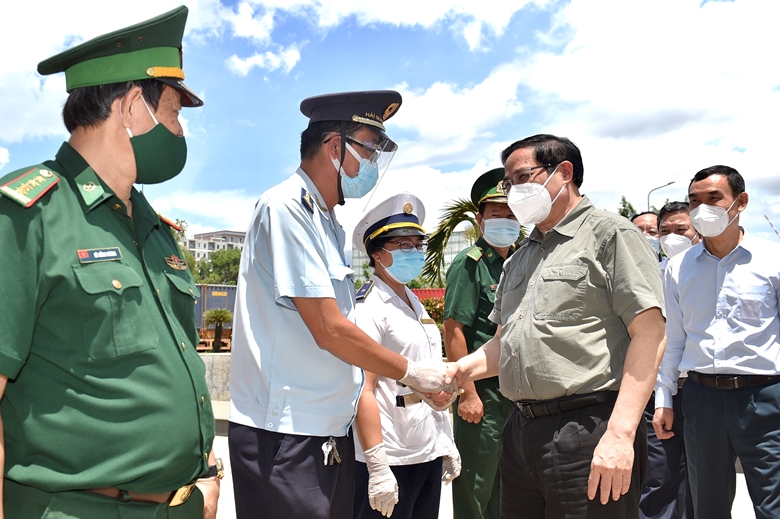 Thủ tướng kiểm tra công tác phòng chống dịch tại cửa khẩu quốc tế Mộc Bài, Tây Ninh.