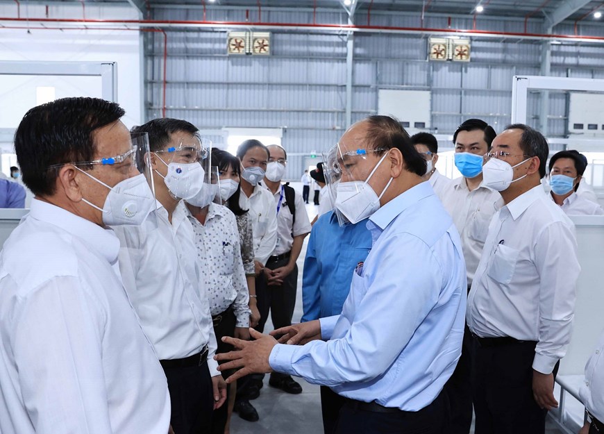 Chủ tịch nước Nguyễn Xuân Phúc chứng kiến các đơn vị, tổ chức trao hỗ trợ tỉnh Bình Dương trong công tác phòng, chống dịch COVID-19.