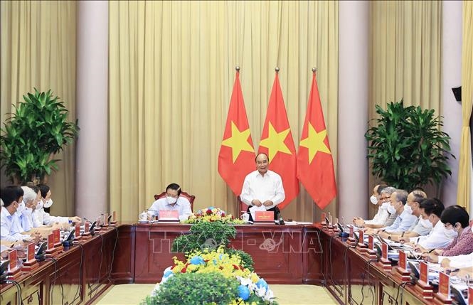 vna-potal-chu-tich-nuoc-nguyen-xuan-phuc-lam-viec-voi-cac-chuyen-gia-nha-khoa-hoc-stand